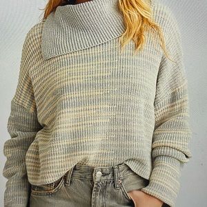 NWT 525 gorgeous sweater brand new cream, and blue